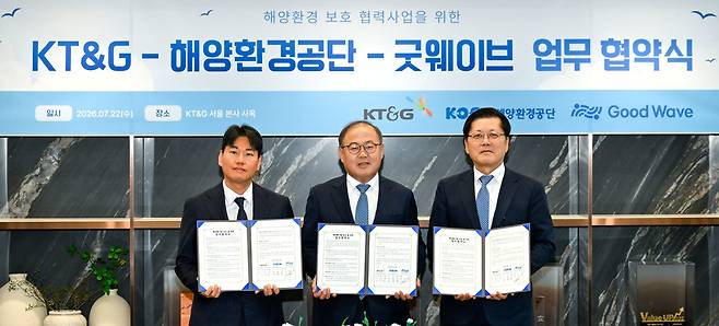 KT&G가 지난 22일 해양환경공단, 사단법인 굿웨이브와 함께 업무협약을 체결하고, 해양 환경 보호 활동을 공동으로 추진하기로 했다. 사진은 협약식 진행후 이상학 KT&G 수석부사장(가운데)과 강용석 해양환경공단 이사장(오른쪽), 박다함 굿웨이브 대표(왼쪽)가 기념촬영을 하고 있는 모습. (사진= KT&G)