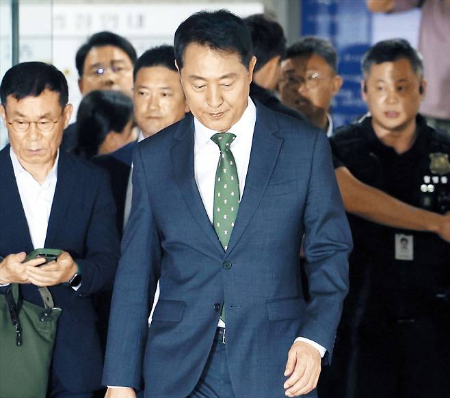 오세훈 서울시장이 22일 서울중앙지법에서 열린 ‘여론조사 대납’ 사건 1심 선고 공판이 끝난 뒤 법원을 나서고 있다. 이날 재판부는 오 시장에게 벌금 1000만원과 추징금 2100만원을 선고했다. 대법원에서 이대로 형이 확정되면 오 시장은 시장직을 잃고, 5년간 선거에 출마할 수 없게 된다. /사진공동취재단