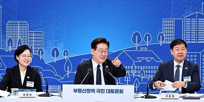 이재명 대통령이 23일 서울 여의도 KBS에서 열린 부동산정책 대토론회에서 참석자의 질문을 듣고 있다. 사진 청와대사진기자단