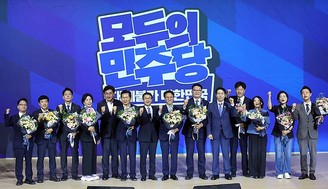 한병도 더불어민주당 대표 직무대행 겸 원내대표가 23일 여의도 국회의원회관에서 열린 당대표·최고위원 선출을 위한 예비경선 결과발표에서 본선경에 진출한 당대표·최고위원들과 기념촬영하고 있다. 왼쪽부터 박선원, 이성윤, 한민수, 최민희 최고위원 후보, 소병훈 중앙당 선거관리위원장인, 정청래 당대표 후보, 한병도 대표 직무대행 겸 원내대표, 김민석, 송영길 당대표 후보, 이학영 전국당원대회준비위원장인, 김용, 서미화, 임미애, 김영호 최고위원 후보. 뉴시스