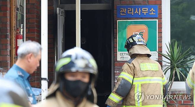 폭발 사고 난 경산 아파트 관리사무소 (경산=연합뉴스) 윤관식 기자 = 23일 오전 8시 29분께 경북 경산시 사동 한 아파트 관리실 안에서 폭발 추정 사고가 난 가운데 당국이 화재 현장을 살펴보고 있다. 2026.7.23 psik@yna.co.kr