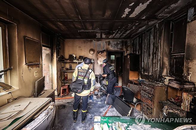 경산 아파트서 폭발 추정 사고…8명 부상 (경산=연합뉴스) 윤관식 기자 = 23일 오전 8시 29분께 경북 경산시 사동 한 아파트 관리실 안에서 폭발 추정 사고가 난 가운데 당국이 화재 현장을 살펴보고 있다. 2026.7.23 psik@yna.co.kr