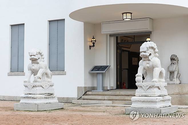 중국으로 귀향하는 '석사자상' (서울=연합뉴스) 강민지 기자 = 23일 서울 성북구 간송미술관에 청대 석사자상 한 쌍이 놓여 있다. 2026.7.23 mjkang@yna.co.kr