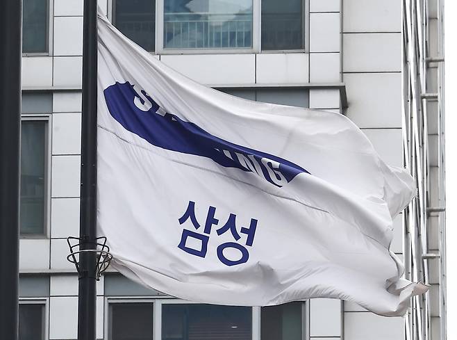서울 서초구 삼성전자 사옥에서 삼성그룹 깃발이 바람에 펄럭이고 있다. 2026.5.26 ⓒ 뉴스1