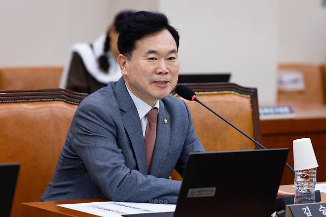 김승수 국민의힘 의원이 24일 서울 여의도 국회에서 열린 제437회 국회(임시회) 문화체육관광위원회 제3차 전체회의에서 인사말을 하고 있다. 뉴스1