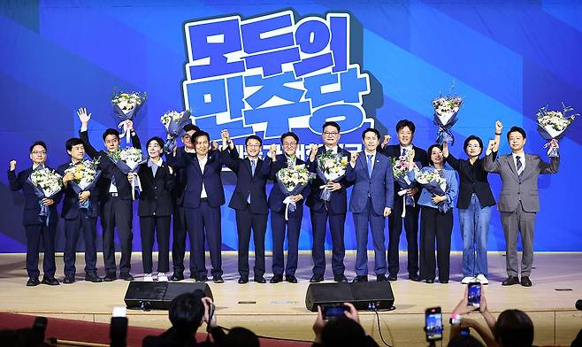 더불어민주당 예비경선을 통과한 당대표, 최고위원 후보들이 기념촬영을 하고 있다. 김종호 기자