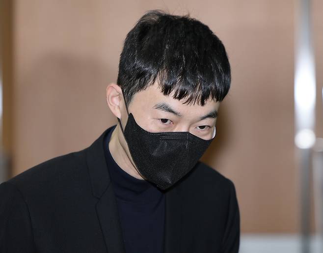 지난 4월 24일 서울 서초구 서울중앙지방법원에서 수능 모의고사 문항 거래 혐의를 받는 강사 현우진이 공판에 출석하고 있다. 연합뉴스