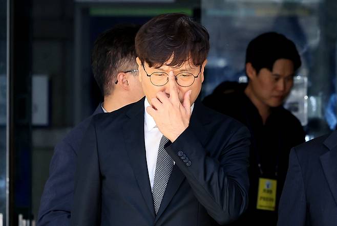 24일 서울 서초구 서울중앙지방법원에서 열린 '최태원 SK그룹 회장과 노소영 아트센터 나비 관장의 재산분할 파기환송심'을 마치고 최 회장 측 변호인 이재근 변호사가 법원을 빠져 나오고 있다. 사진=뉴스1