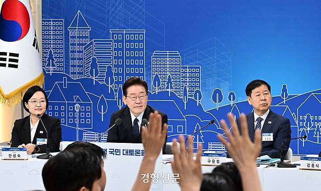 이재명 대통령이 지난 23일 서울 여의도 KBS에서 열린 부동산정책 국민 대토론회에서 참석자의 질문을 듣고 있다. 청와대사진기자단
