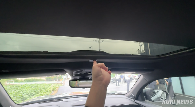 필랑트 내부에 장착된 전동 선쉐이드를 작동시키는 모습. 김수지 기자