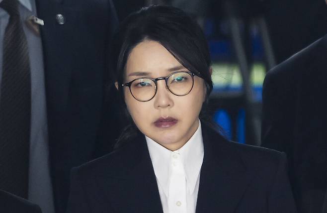 김건희 여사가 지난해 8월12일 오후 서울 서초구 서울중앙지법에서 열린 구속 전 피의자 심문(영장실질심사)을 마치고 법원을 나서고 있다. 2025.08.12. 사진공동취재단