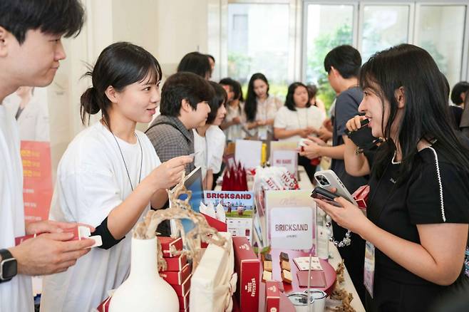 참여 브랜드 부스를 둘러보는 참석자들. 지난 21일 서울 강남구 역삼동 복합문화공간 카미더가든에서 '꿈 런웨이'가 열렸다. 이번 행사는 오는 10월 미국 뉴욕에서 열리는 K-스타트업 페스티벌 '꿈 위크(KOOM WEEK)' 참가 브랜드를 미리 소개하는 자리로 마련됐다. /사진제공=UKF 코리아)