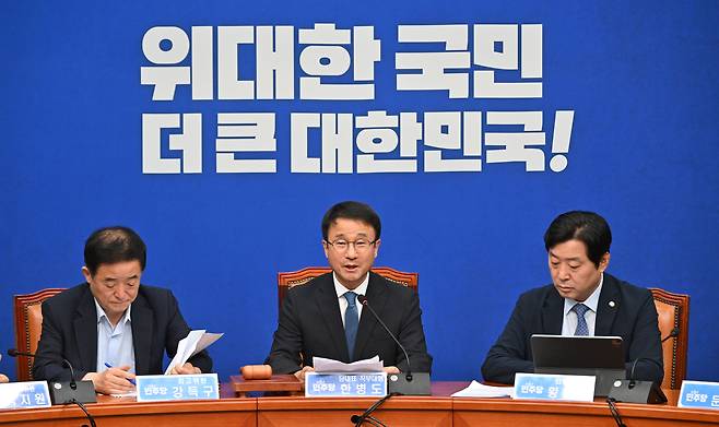 한병도(가운데) 더불어민주당 대표 직무대행 겸 원내대표가 24일 오전 서울 여의도 국회에서 열린 최고위원회의에 참석해 모두발언을 하고 있다. 임세준 기자