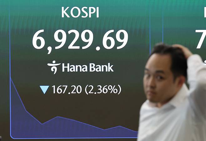 코스피가 하락 출발한 24일 서울 중구 하나은행 본점 딜링룸에서 한 딜러가 자리로 향하고 있다. ⓒ 연합뉴스