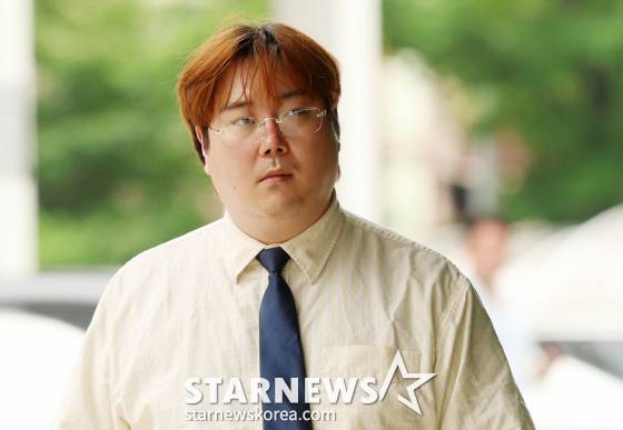 강제추행 혐의로 재판에 넘겨진 작곡가 겸 방송인 유재환 /사진=김휘선 hwijpg@