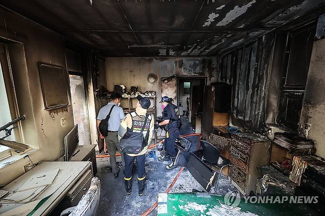 경산 아파트서 폭발 추정 사고…8명 부상 (경산=연합뉴스) 윤관식 기자 = 지난 23일 오전 8시 29분께 경북 경산시 사동 한 아파트 관리실 안에서 폭발 추정 사고가 난 가운데 당국이 화재 현장을 살펴보고 있다. 2026.7.23 psik@yna.co.kr