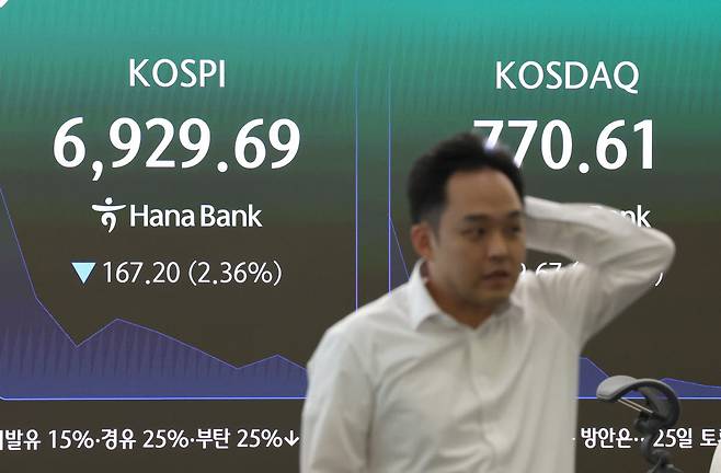 코스피가 하락 출발한 지난 24일 서울 중구 하나은행 본점 딜링룸에서 한 딜러가 자리로 향하고 있다 (사진=연합뉴스)