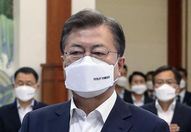 2021년 3월 당시 문재인 대통령이 ‘부동산 부패청산’이라고 적힌 마스크를 쓰고 청와대 회의에 참석했다. 청와대사진기자단