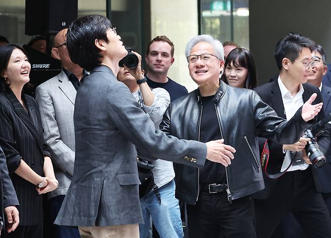 젠슨 황 엔비디아 최고경영자(CEO)가 지난달 8일 경기도 성남시 네이버 1784 사옥을 방문해 이해진 네이버 의장과 인사하고 있다.