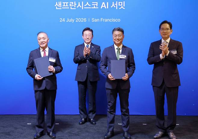 한진만 삼성전자 파운드리 사장과 혹 탄 브로드컴 최고경영자가 24일(현지시간) 이재명 대통령이 임석한 가운데 미국 샌프란시스코 더 미드웨이에서 열린 AI 서밋에서 첨단 반도체 기술 분야 전략적 파트너십 업무협약을 체결한 뒤 기념 촬영을 하고 있다. 오른쪽은 이재용 삼성전자 회장. 연합뉴스