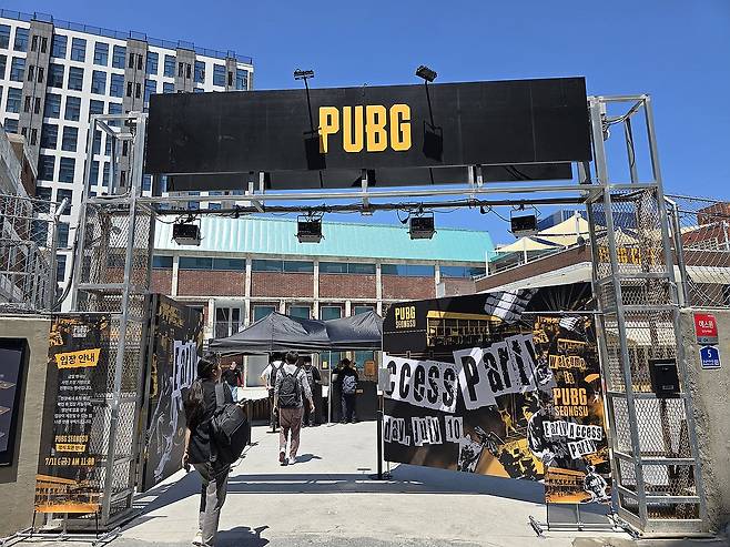 'PUBG 성수' 입구 (서울=연합뉴스) 김주환 기자 = 서울 성동구 'PUBG 성수' 개장을 하루 앞둔 10일 국내 취재진을 대상으로 사전 개장 행사가 열리고 있다.
PUBG 성수는 크래프톤의 대표작 '배틀그라운드' 세계관을 소재로 구현한 공간으로, 게임 팬은 물론 지역 주민까지 함께 즐길 수 있는 게임·문화 융합형 플랫폼이다. 사진은 'PUBG 성수' 입구. 2025.7.10 jujuk@yna.co.kr