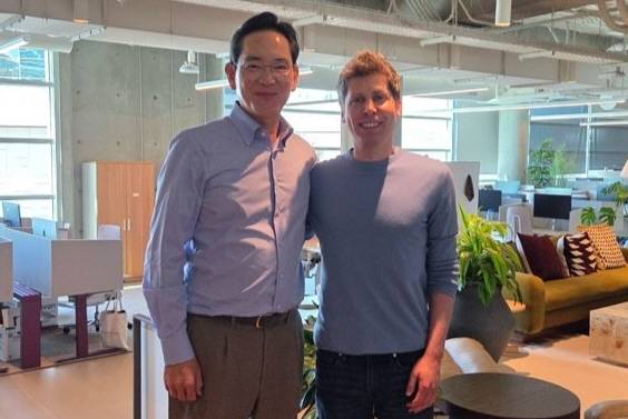 이재용 삼성전자 회장과 샘 올트먼 오픈AI CEO가 미국 샌프란시스코에서 만나 AI 반도체와 HBM, 파운드리, AX 협력 방안을 논의하며 전략적 파트너십 강화에 나섰다. 오픈AI 제공