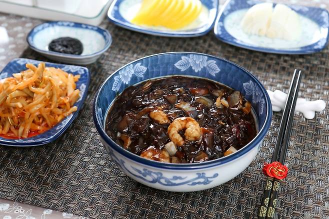 짜장면, 짜장밥 등을 먹을 때 양파를 많이 곁들이면 크롬 성분이 혈당 조절을 돕는 역할을 한다. 사진=게티이미지뱅크