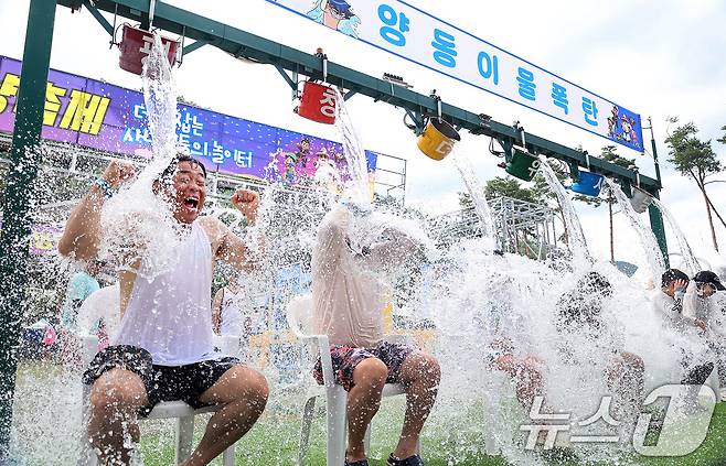 본격적인 휴가철이 시작된 지난 25일 강원 평창군 땀띠공원에서 열린 2026 평창더위사냥축제를 피서객들이 물놀이를 하며 더위를 식히고 있다. (평창군 제공. 재판매 및 DB 금지) 2026.7.26 ⓒ 뉴스1 신웅수 기자