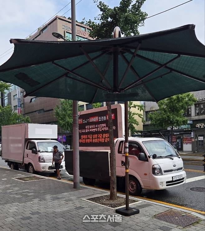 23일 서울 강남 T1 사옥 앞에 주차된 팬들의 트럭 시위 모습. 강남=김민규 기자 kmg@sportsseoul.com