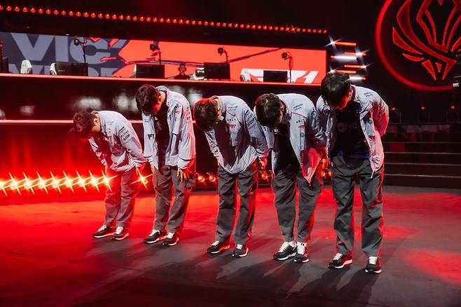 T1이 1일 대전 유성구 대전컨벤션센터에서 열린 2026 미드 시즌 인비테이셔널(MSI) 플레이-인 스테이지 TL전 승리 후 인사하고 있다. 사진 | 라이엇 게임즈