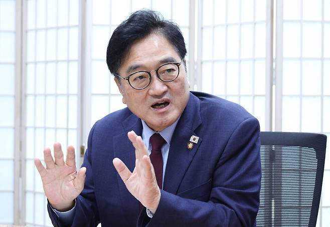 우원식 의원이 7월 16일 오후 국회 의원회관 의원실에서 8·17 전당대회를 앞두고 민주당이 나가야 할 바에 대해 이야기하고 있다. 김정효 기자 hyopd@hani.co.kr