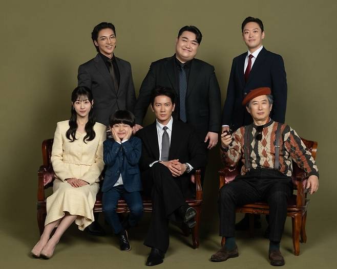 JTBC 드라마 ‘아파트’는 아파트 속 숨겨진 돈을 접수하기 위해 입주자대표회의 회장 선거에 출마한 오아시스파 전직 보스 박해강(지성)이 주민들과 함께 비리를 타파해가는 이야기다. 사진 JTBC ‘아파트’ 제공