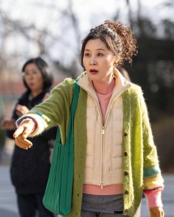 문소리는 극 중 ‘트루밸류 스테이트’ 아파트의 부녀회장이자 주민들의 중심축인 장숙진 역을 맡아 첫 회부터 강렬한 존재감을 발산하고 있다. 사진 JTBC ‘아파트’ 제공