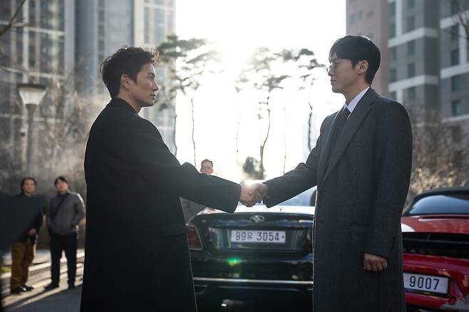 JTBC 드라마 ‘아파트’는 아파트 속 숨겨진 돈을 접수하기 위해 입주자대표회의 회장 선거에 출마한 오아시스파 전직 보스 박해강(지성)이 주민들과 함께 비리를 타파해가는 이야기다. 이 과정에서 아파트의 숨은 실세 이충원(박병은)과 대립한다. 사진 제공 JTBC ‘아파트’