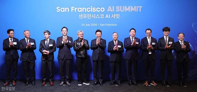 이재명 대통령이 24일 미국 샌프란시스코 더 미드웨이에서 열린 '샌프란시스코 AI 서밋'에서 글로벌 AI 리더들과 기념촬영을 하고 있다. 왼쪽부터 배경훈 부총리 겸 과기정통부 장관, 정의선 현대차그룹 회장, 샘 올트먼 오픈AI 최고경영자, 이재용 삼성전자 회장, 젠슨 황 엔비디아 최고경영자, 이재명 대통령, 혹 탄 브로드컴 최고경영자, 최태원 SK 회장, 다리오 아모데이 앤트로픽 최고경영자, 이해진 네이버 의장, 김용범 정책실장. 샌프란시스코=왕태석 선임기자