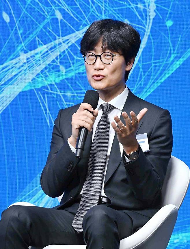 이해진 네이버 이사회 의장이 24일 미국 샌프란시스코 더 미드웨이에서 열린 샌프란시스코 AI 서밋에서 발언을 하고 있다. 샌프란시스코=뉴시스