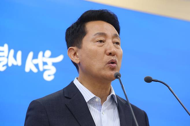 오세훈 서울시장이 14일 서울시청 브리핑룸에서 부동산 정책 관련 국무회의 대정부 건의 사항 브리핑을 하고 있다. 연합뉴스
