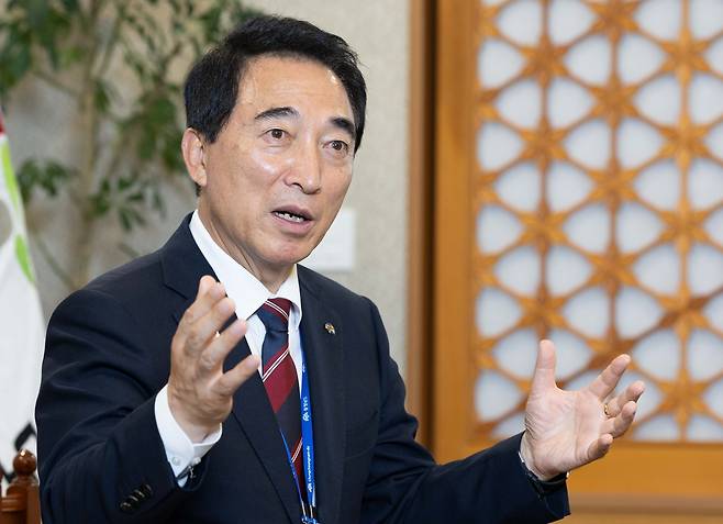 박수현 충남지사가 14일 충남 홍성군 충남도청에서 가진 헤럴드경제와 인터뷰에서 “‘메가 프로젝트’는 단군 이래 최대 기회”라며 “충남이 AI 주도권을 잡기 위해 전력을 쏟겠다”고 강조했다. 홍성=윤창빈 기자