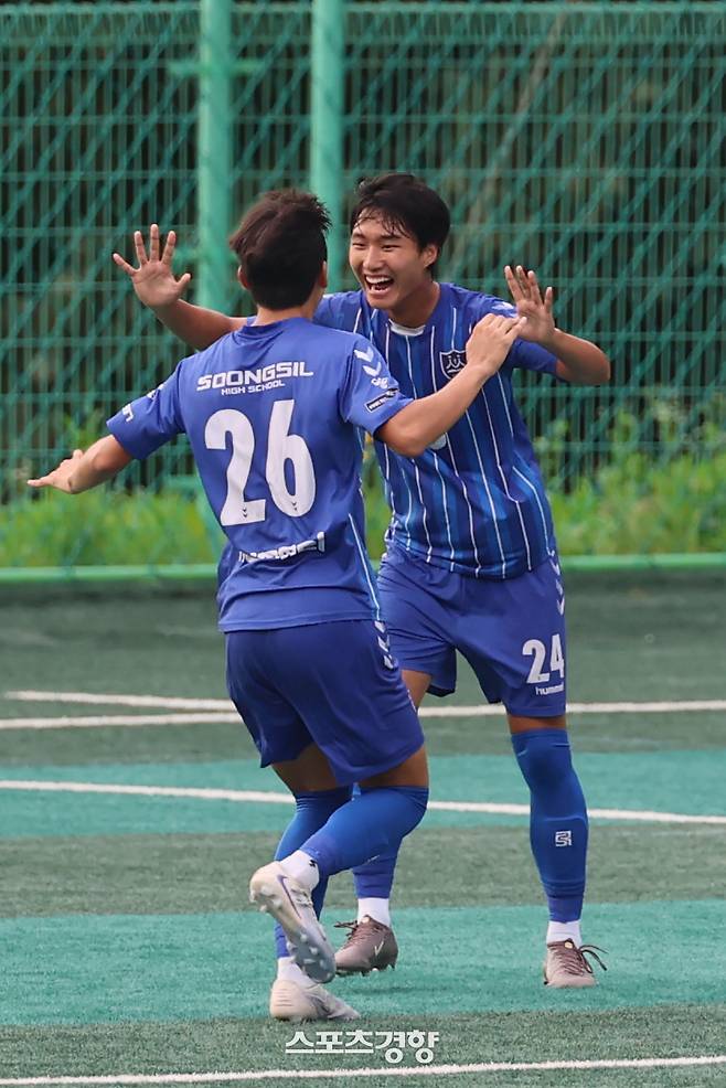 서울 숭실고 김해(오른쪽)가 25일 충북 제천축구센터 제1구장에서 열린 충북 제천봉양FC U18과 2026 대통령금배 17세 이하(U-17) 유스컵 8강전에서 선제골을 넣은 뒤 기뻐하고 있다. 제천 | 정효진 기자