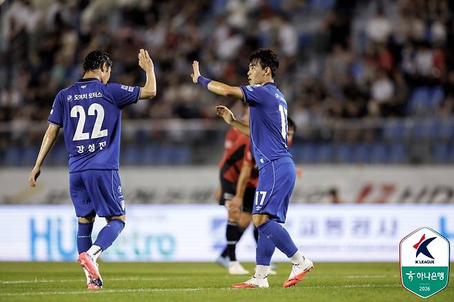 부산 아이파크전 승리 후 강현묵(오른쪽)이 강성진과 하이파이브하고 있다. /사진=한국프로축구연맹 제공