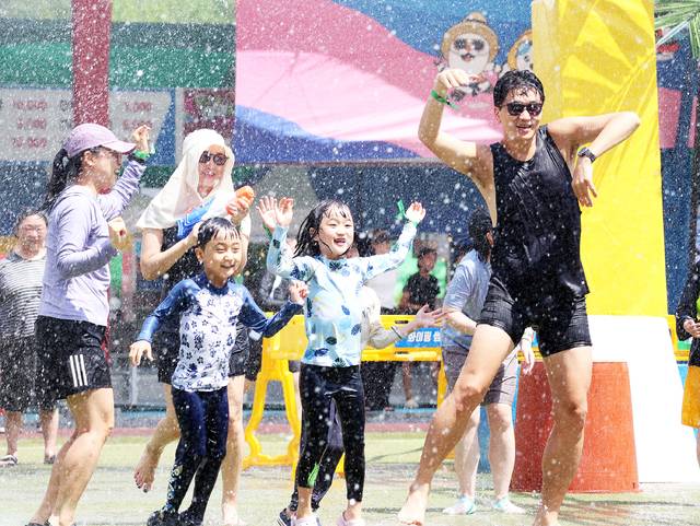지난 24일 대화면 땀띠공원 일원에서 열린 ‘2026 평창더위사냥축제’를 찾은 방문객들이 냉천수를 맞으며 워터댄스를 즐기고 있다. 올해 축제는 ‘Fantastic Summer’를 슬로건으로, 무더운 여름을 시원하게 날려줄 물놀이 콘텐츠와 반려동물 물놀이장 등온 가족이 즐기는 참여형 체험 프로그램, 지역 먹거리와 캠핑 등 다양한 프로그램으로 8월 2일까지 진행한다.
