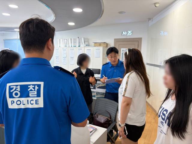 지난 24일 오후 부산 해운대구 해운대해수욕장에서 실종된 70대 중국인 관광객이 경찰의 도움으로 가족과 재회했다. 해운대경찰서 제공