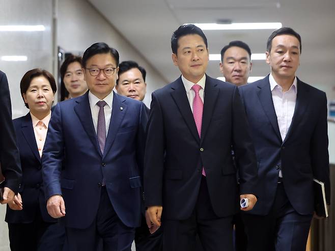 국민의힘 장동혁 대표와 정점식 원내대표가 27일 오전 서울 여의도 국회에서 열린 최고위원회의에 참석하고 있다. /뉴스1