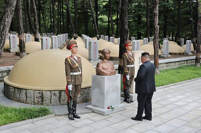 김정은 북한국무위원장이 지난 26일 ‘전승절’로 기념하는 6·25 전쟁 정전협정 체결 73주년을 앞두고 평안남도 회창군의 중국인민지원군열사릉원을 참배했다고 조선중앙통신이 27일 보도했다. 김정은이 마오쩌둥 전 중국 국가주석의 아들 마오안잉의 묘를 참배하고 있다. /노동신문·뉴스1