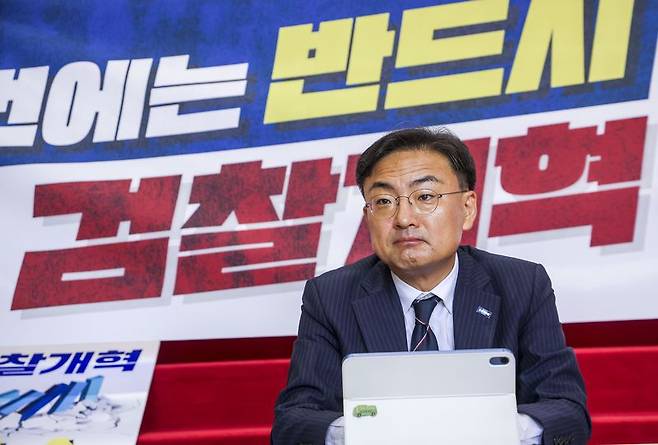 신장식 조국혁신당 신임 당대표를 비롯한 당 지도부가 27일 서울 여의도 국회에 설치된 조국혁신당 검찰개혁완수 상황실에 앉아 있다. 뉴시스