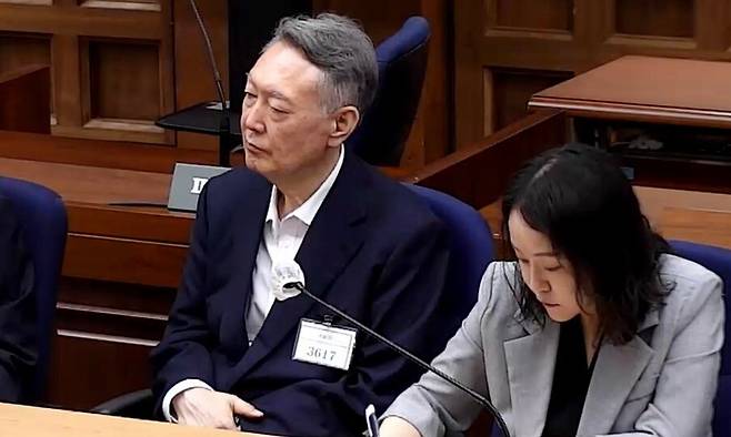 윤석열 전 대통령이 27일 서울 서초구 서울중앙지방법원에서 열린 공직선거법 위반 혐의 사건 1심 선고 공판에 출석해 선고 주문을 듣고 있다. 서울중앙지법 제공