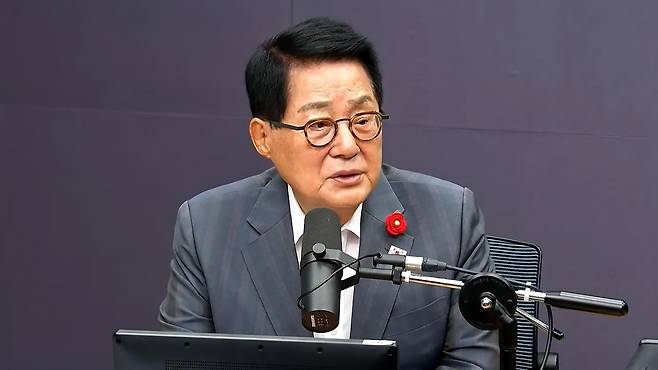 SBS 라디오 '김태현의 정치쇼'에 출연한 박지원 의원