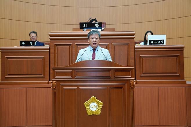 ▲ 정귀수 양구군의원이 제319회 군의회 임시회 제1차 본회의에서 7분 자유발언을 통해 지방소멸 위기 극복을 위한 행정혁신과 군민 중심의 정책 전환을 제안하고 있다.