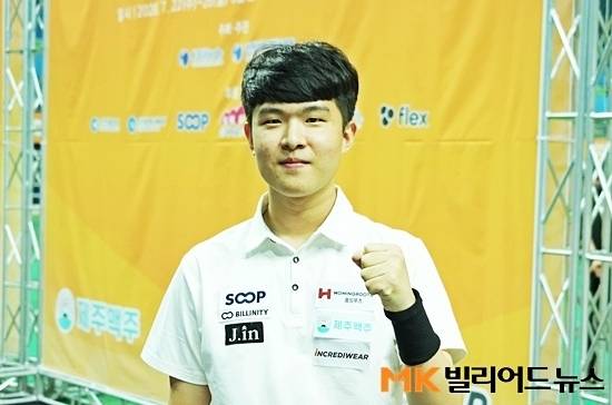 ‘당구 천재’ 김도현이 25일 인천 남동체육관에서 열린 ‘제5회 인천광역시장배 전국당구대회’ 남자3쿠션 결승전에서 세계랭킹 1위 조명우를 꺾고 개인 첫 전국대회 우승을 차지했다. 또한 김도현(18세22일)은 종전 조명우가 갖고 있던 전국대회 최연소 우승 기록도 갈아치웠다. 우승후 주먹을 쥐며 기뻐하는 김도현.