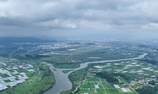 전남광주 군공항 이전 부지가 반도체 클러스터로 탈바꿈한다. 지방정부와 기업 주도로 인프라 조성사업이 추진되는 가운데 산업 생태계와 정주 환경을 개선하는 것이 최대 과제가 될 전망이다. 사진은 광주 군공항 반도체 클러스터 부지. /사진 제공=광주특별시청